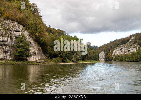 Naturschutzgebiet an der Donau Durchbruch in der Nähe von Kelheim, Bayern, Deutschland im Herbst mit Kalkstein Felsformationen und Befreiungshalle auf dem Michels Stockfoto