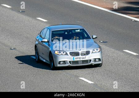 2015 Silber BMW 520 D M Sport Auto; Großbritannien Verkehr, Transport, moderne, Limousinen, Süd - auf die 3 spurige Autobahn M6 Autobahn gebunden. Stockfoto