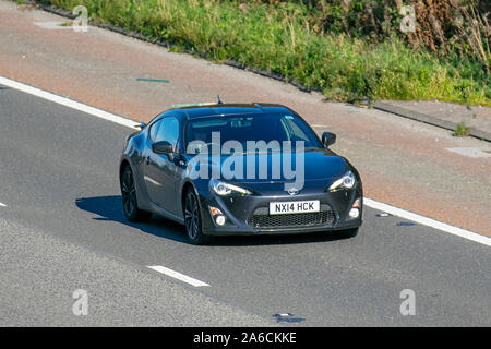 2014 schwarz Toyota GT86D-4s, UK Verkehr, Transport, moderne, Limousinen, Süd - auf die 3 spurige Autobahn M6 Autobahn gebunden. Stockfoto