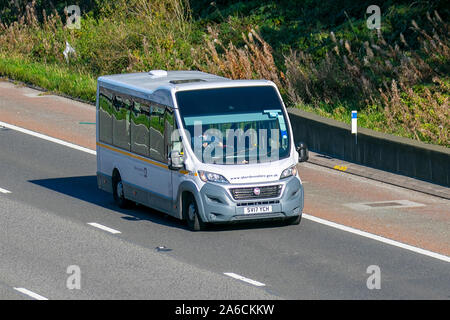 Fiat Ducato 42 Multijet II Personenwagen fahren auf der M6 in der Nähe von Lancaster, Großbritannien Stockfoto