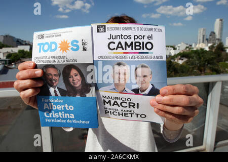 Buenos Aires, Argentinien. 25 Okt, 2019. Im Bild: Mauricio Macri und Alberto FernandezÂ paper Stimmzettel für 27. Oktober Parlamentswahlen in Argentinien. Credit: Claudio Santisteban/ZUMA Draht/Alamy leben Nachrichten Stockfoto