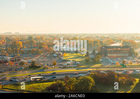 Longueuil, Quebec, Kanada - Morgen - Blick unter das Sonnenlicht mit Straßen, Gebäuden und Nebel Stockfoto