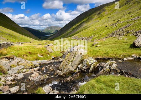 Sonne auf kirkstone Beck stream läuft Kirkstone Pass auf's Bruder Wasser See von Fiel Mountain Lake District England gestoppt Stockfoto