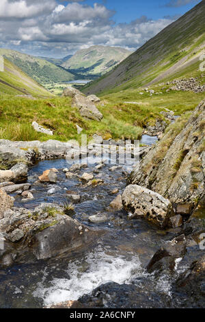 Kirkstone Beck stream läuft Kirkstone Pass auf's Bruder Wasser See von Fiel Mountain Lake District England gestoppt Stockfoto