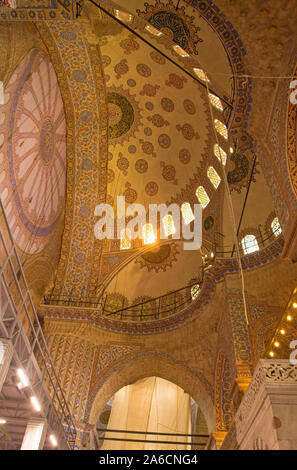 Teil des Innenraums der historischen Sultan Ahmet Moschee aus dem 17. Jahrhundert, auch als die Blaue Moschee in Istanbul in der Türkei bekannt. Ein großes Tuch depiciting Th Stockfoto