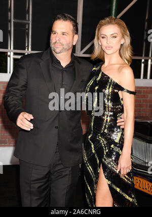 HOLLYWOOD, CA - 24. Oktober: Randall Emmett und Lala Kent die Premiere der von Netflix" Der Ire besuchen' an TCL Chinese Theatre am 24. Oktober 2019 in Hollywood, Kalifornien. Stockfoto