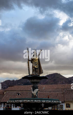 Statue von pachacuteq an der Plaza de Armas in Cusco Peru Stockfoto