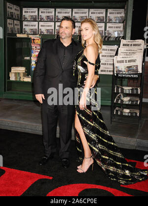 HOLLYWOOD, CA - 24. Oktober: Randall Emmett und Lala Kent die Premiere der von Netflix" Der Ire besuchen' an TCL Chinese Theatre am 24. Oktober 2019 in Hollywood, Kalifornien. Stockfoto