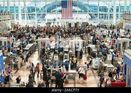 Masse der Reisenden erwarten TSA Screening am Denver International Airport. Stockfoto