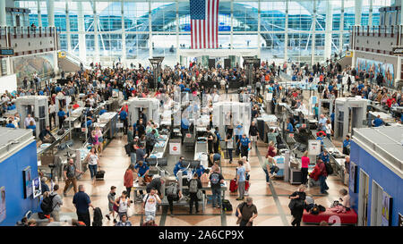 Masse der Reisenden erwarten TSA Screening am Denver International Airport. Stockfoto