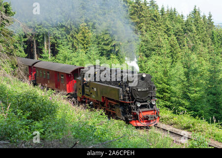 Die Steam Railway ist Klettern den Brocken im Harz, Deutschland. Stockfoto