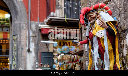Napoli, Italien - 5. Dezember 2015: Markt in San Gregorio Armeno, wo Handwerker ihre Statuen oder kleine Objekte in die Krippe verkaufen. Stockfoto