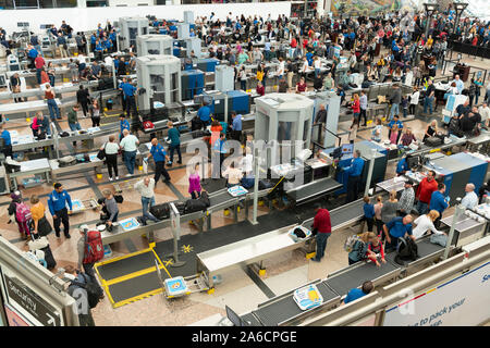 Masse der Reisenden erwarten TSA Screening am Denver International Airport. Stockfoto