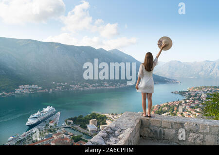 Ein Mädchen sieht von den Höhen der Boka Bucht von Kotor Stockfoto