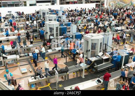 Masse der Reisenden erwarten TSA Screening am Denver International Airport. Stockfoto