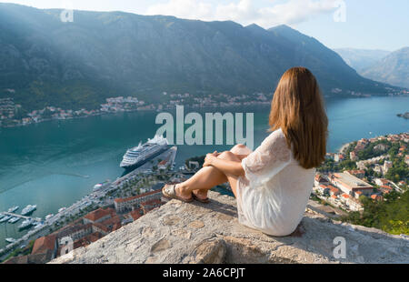 Ein Mädchen sieht von den Höhen der Boka Bucht von Kotor Stockfoto