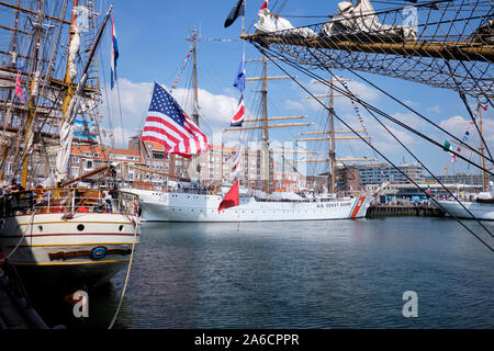 Der Hafen von Scheveningen während der Sail Scheveningen, Den Haag, Niederlande Stockfoto