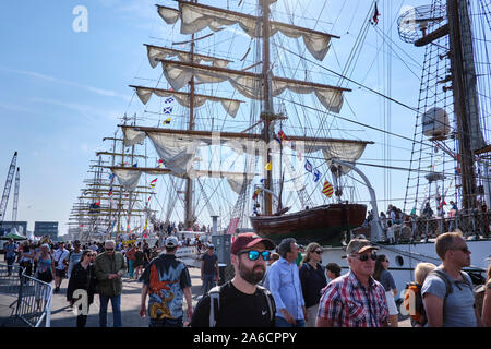 Der Hafen von Scheveningen während der Sail Scheveningen, Den Haag, Niederlande Stockfoto