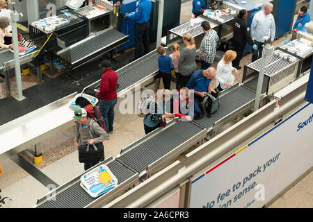 Masse der Reisenden erwarten TSA Screening am Denver International Airport. Stockfoto