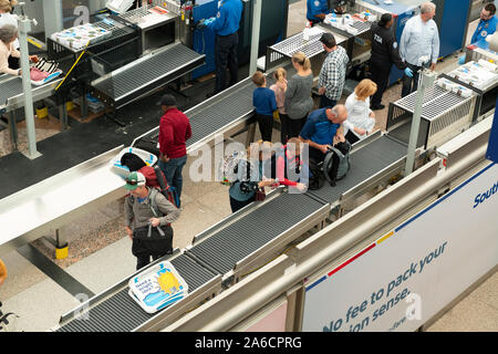 Masse der Reisenden erwarten TSA Screening am Denver International Airport. Stockfoto
