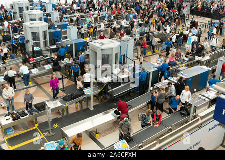 Masse der Reisenden erwarten TSA Screening am Denver International Airport. Stockfoto