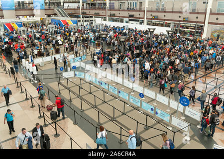 Masse der Reisenden erwarten TSA Screening am Denver International Airport. Stockfoto