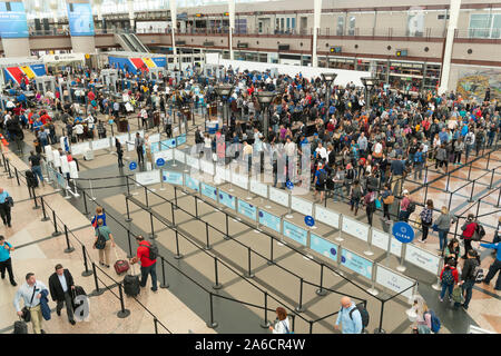 Masse der Reisenden erwarten TSA Screening am Denver International Airport. Stockfoto