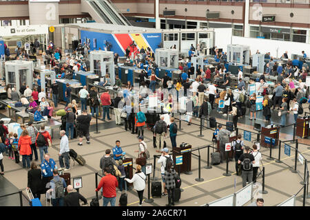 Masse der Reisenden erwarten TSA Screening am Denver International Airport. Stockfoto