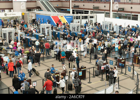 Masse der Reisenden erwarten TSA Screening am Denver International Airport. Stockfoto