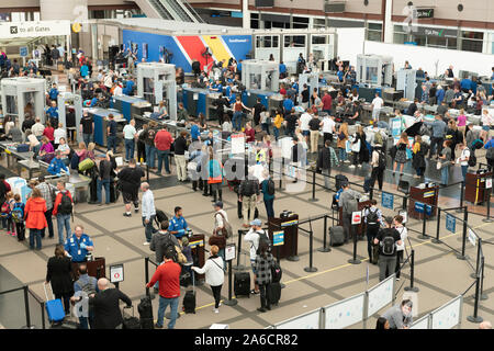 Masse der Reisenden erwarten TSA Screening am Denver International Airport. Stockfoto