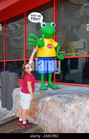 Señor Frog's Las Vegas, NV, USA 10-2-17 ein grüner Frosch seine 4-Finger der Hand auf den Eingang von diesem Spaß ein mexikanisches Restaurant auf dem Las Vegas Strip erweitert Stockfoto