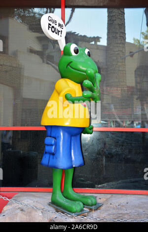 Señor Frog's Las Vegas, NV, USA 10-2-17 ein grüner Frosch seine 4-Finger der Hand auf den Eingang von diesem Spaß ein mexikanisches Restaurant auf dem Las Vegas Strip erweitert Stockfoto