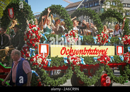 München, Deutschland - 22. SEPTEMBER 2019 Grand Eintrag des Oktoberfestes Vermieter und Brauereien, festliche Parade des prachtvollen gestalteten Wagen und Verbot Stockfoto