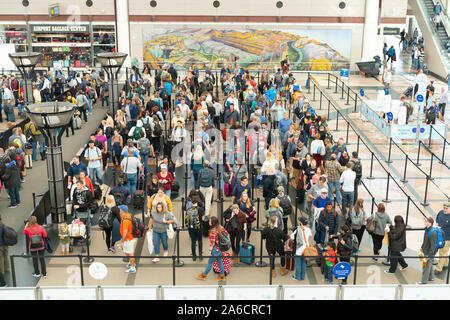 Masse der Reisenden erwarten TSA Screening am Denver International Airport. Stockfoto