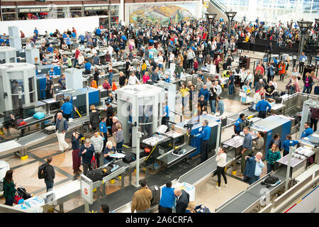 Masse der Reisenden erwarten TSA Screening am Denver International Airport. Stockfoto