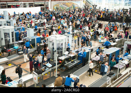 Masse der Reisenden erwarten TSA Screening am Denver International Airport. Stockfoto