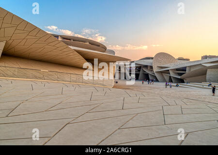 Nationalmuseum von Katar (Wüstenrose) In Doha Katar Außenansicht bei Sonnenuntergang