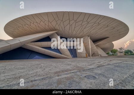 Nationalmuseum von Katar (Wüstenrose) In Doha Katar Außenansicht bei Sonnenuntergang Stockfoto