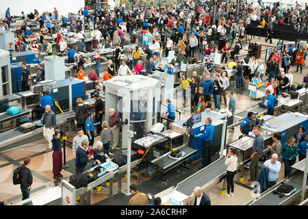 Masse der Reisenden erwarten TSA Screening am Denver International Airport. Stockfoto