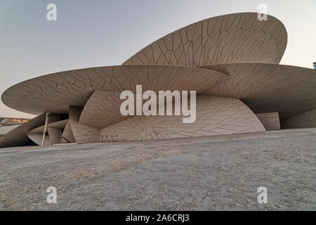 Doha, Qatar-October: 25,2019 National Museum von Katar (Desert Rose) Außenansicht bei Sonnenuntergang Stockfoto