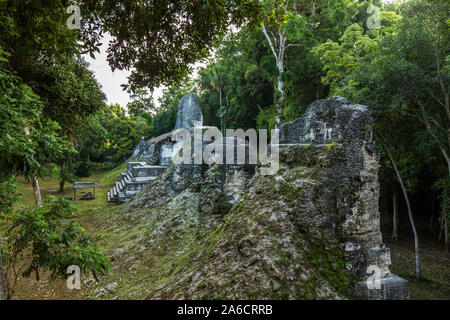 Maya-Zivilisation Ruinen in Tikal National Park, Guatemala, ein UNESCO-Weltkulturerbe.  Plaza der sieben Tempel. Stockfoto