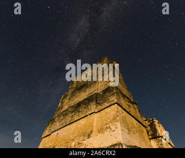 Die von den Sternen der Milchstraße über dem hohen Dach Kamm der Tempel II in den Ruinen der Maya Stadt Tikal in Nationalpark Tikal in Guatemala. Stockfoto