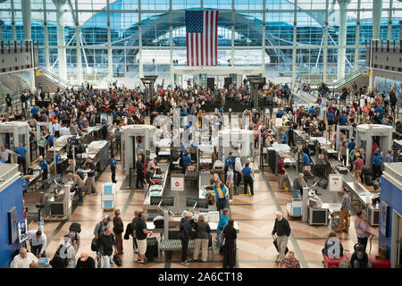 Masse der Reisenden erwarten TSA Screening am Denver International Airport. Stockfoto