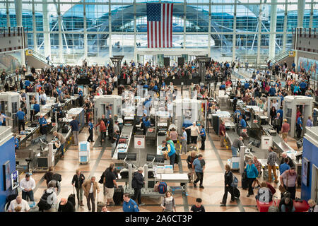 Masse der Reisenden erwarten TSA Screening am Denver International Airport. Stockfoto