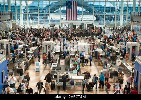 Masse der Reisenden erwarten TSA Screening am Denver International Airport. Stockfoto