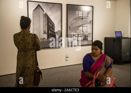 (199104) -- Kalkutta, Oktober 25, 2019 (Xinhua) - Leute sehen Fotos aus den Sammlungen von MAXXI, National Italien Museum für Kunst des 21. Jahrhunderts, während der außerordentlichen Visionen die Ausstellung 'Italien' an der Kolkata Zentrum für Kreativität in Kolkata, Indien, am Okt. 24, 2019. (Xinhua / tumpa Mondal) Stockfoto