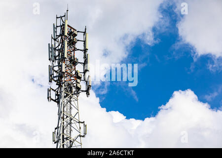 Ein niedriger Betrachtungswinkel und einer dicken und großzügig ausgestatteten GPS-Antenne mit Sat-Anlagen in den Datenaustausch verwendet, mit EMF Verschmutzung verbunden. Stockfoto