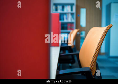 Büro Stühle und Schreibtische in einem hellen modernen Büro Stockfoto