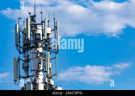 Eine Nahaufnahme und detaillierte Ansicht von verschiedenen GPS, Handy ausgestattet Telecommunication Tower als an bewölkten Himmel mit Kopie Raum gesehen Stockfoto