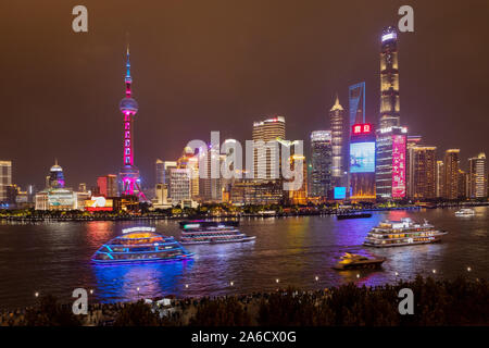 Shanghai, China - Oktober 13, 2019; Blick auf die Stadt vom Bund über den Fluss Huangpu zur Innenstadt Skyline mit Oriental Pearl Tower, Jin Mao Tower Stockfoto